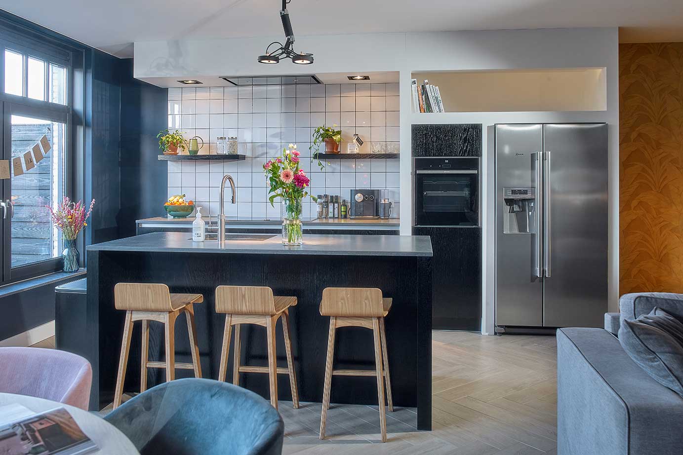 Retro keuken met eiland in zwart hout