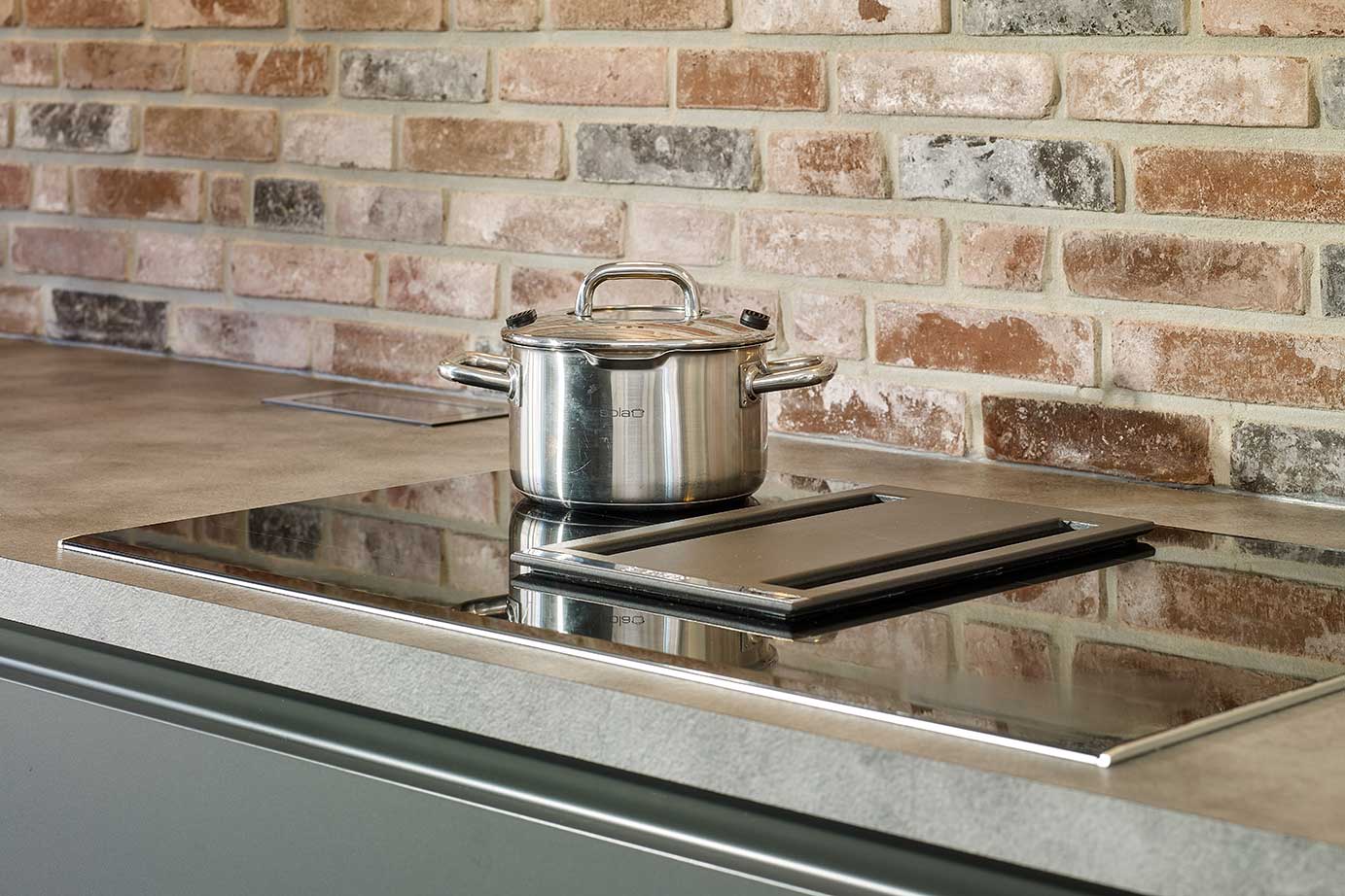 Zwarte greeploze keuken Haarlem, kookplaat met afzuiging