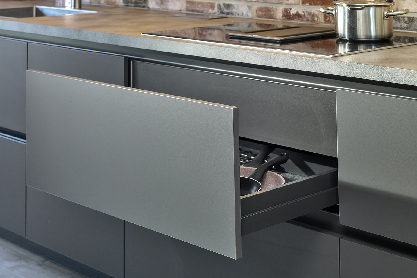 Zwarte greeploze keuken Haarlem, brede lade