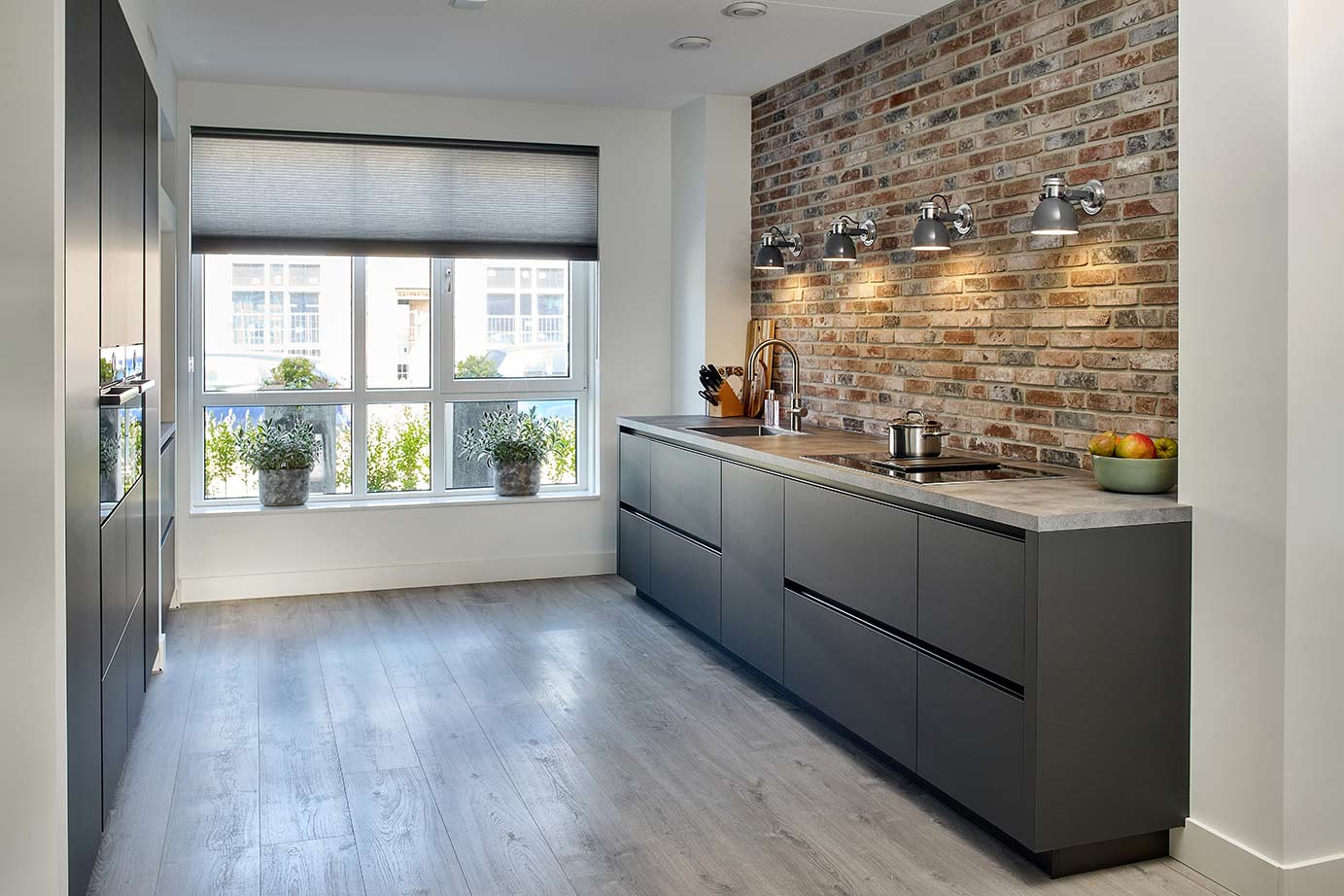 Zwarte greeploze keuken Haarlem, parallel