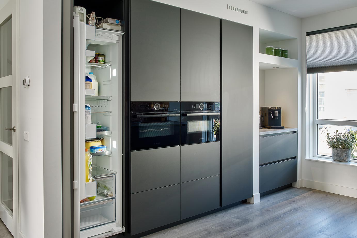 Zwarte greeploze keuken Haarlem, hoge koelkast