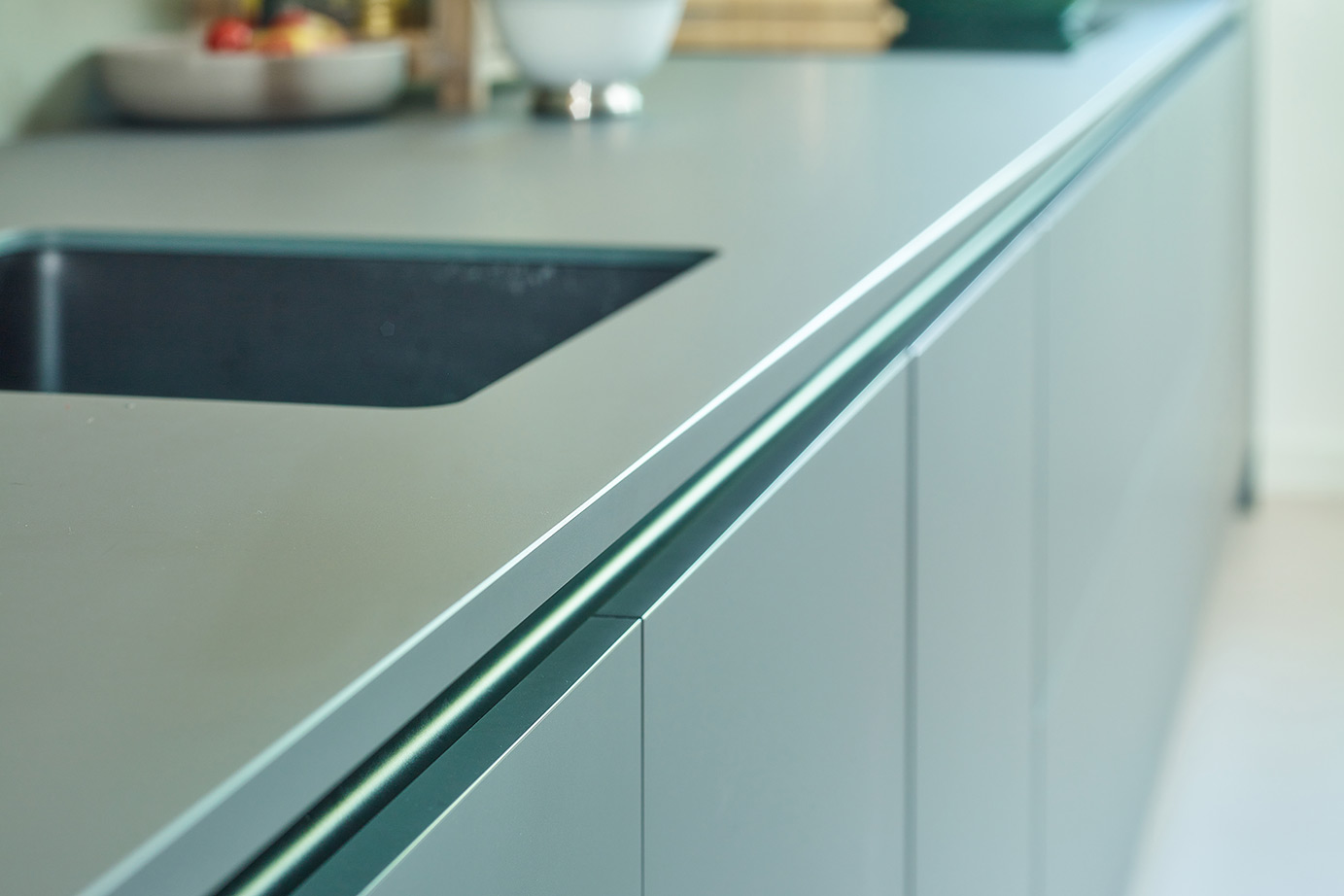 Moderne groene keuken, werkblad en greeploos