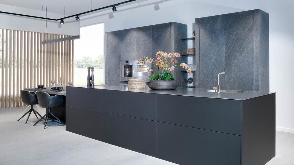 Zwarte-design-keuken-eiland-kastenwand