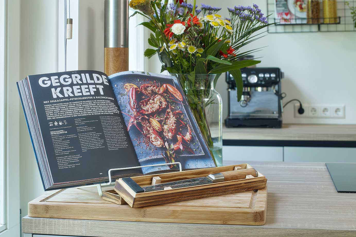 Keuken met kookeiland Utrecht, plank en kookboek