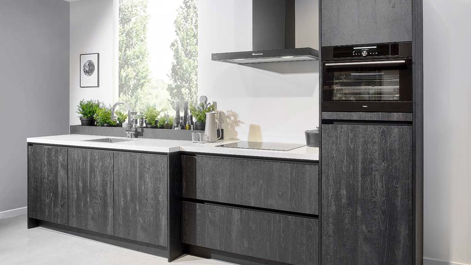 Zwarte houten keuken