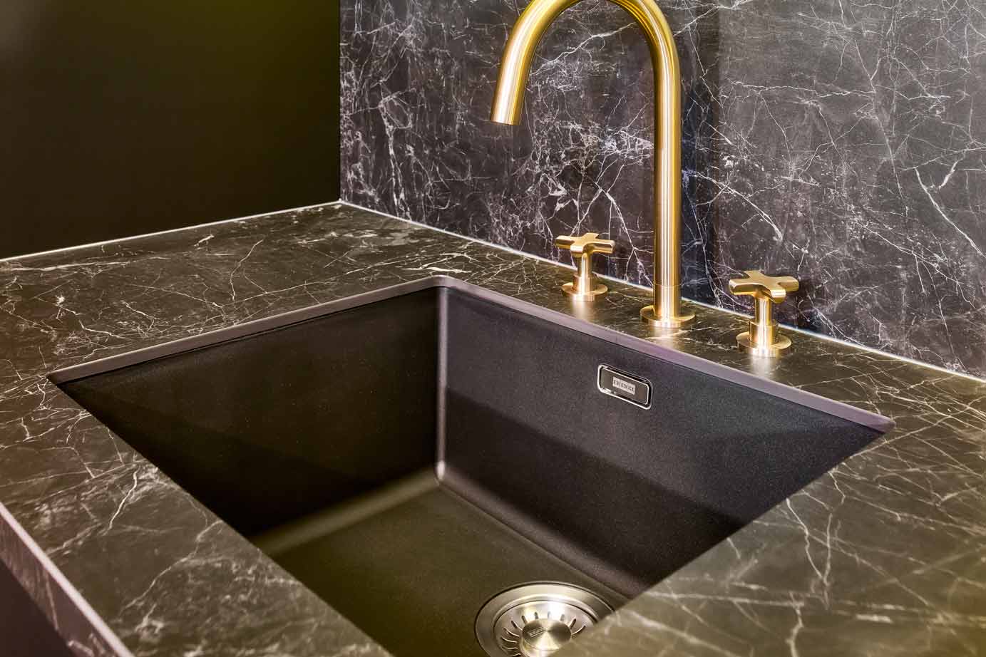 Zwarte keuken met marmer en goud