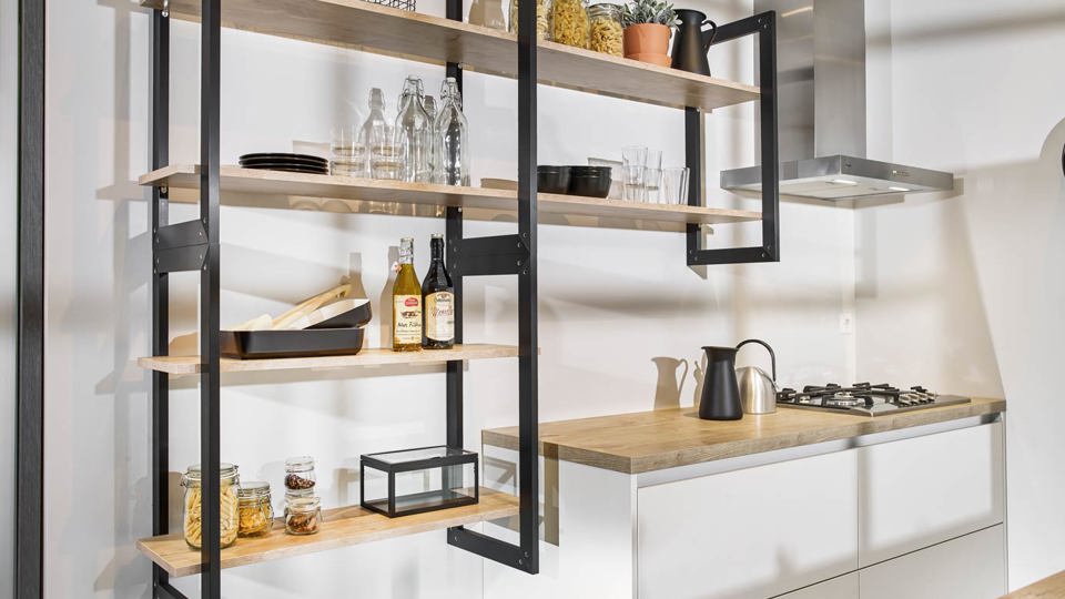 Witte keuken met industriële elementen