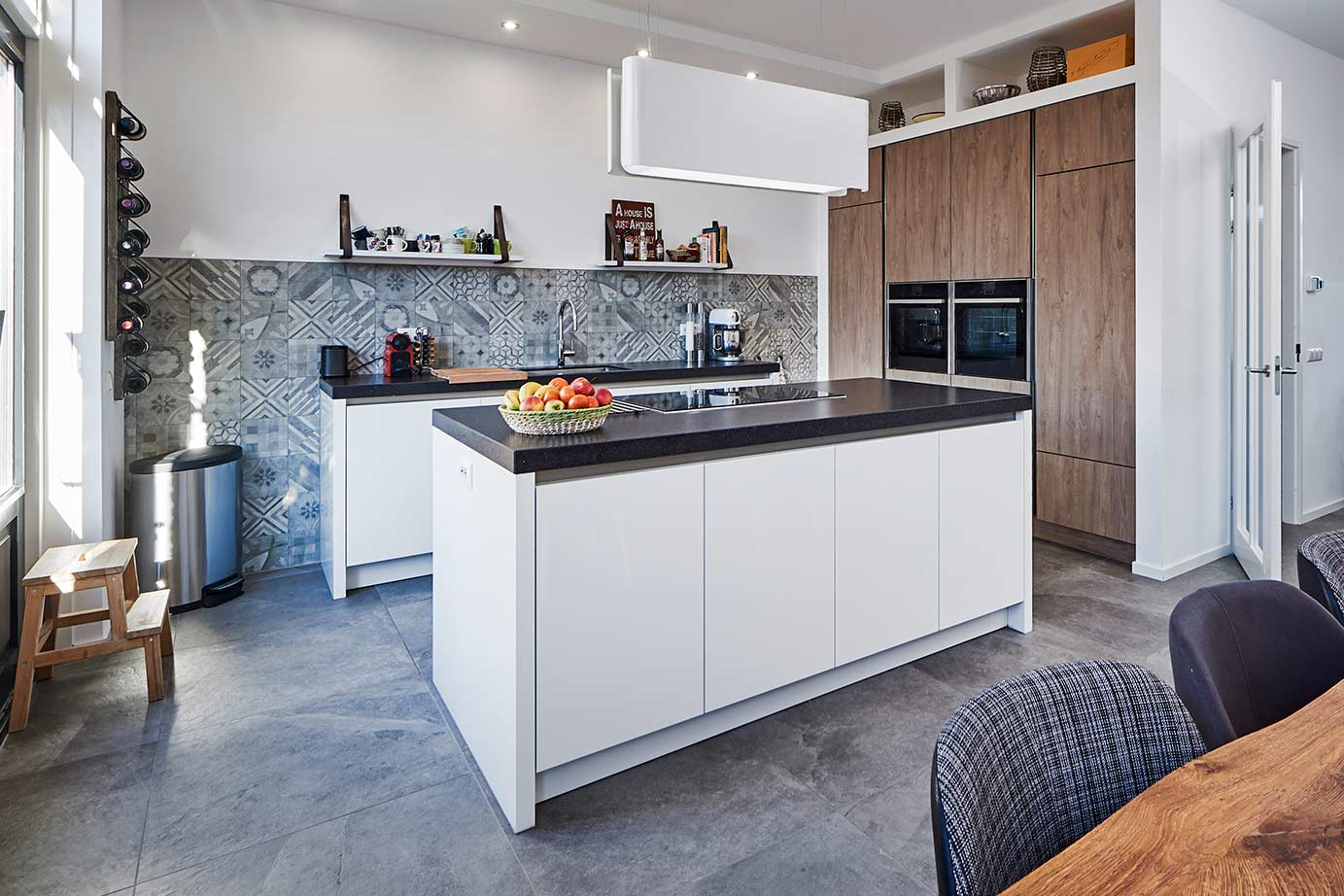 Witte-keuken-houten-kastenwand