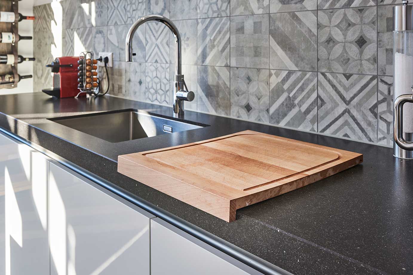 Witte-keuken-met-zwart-blad