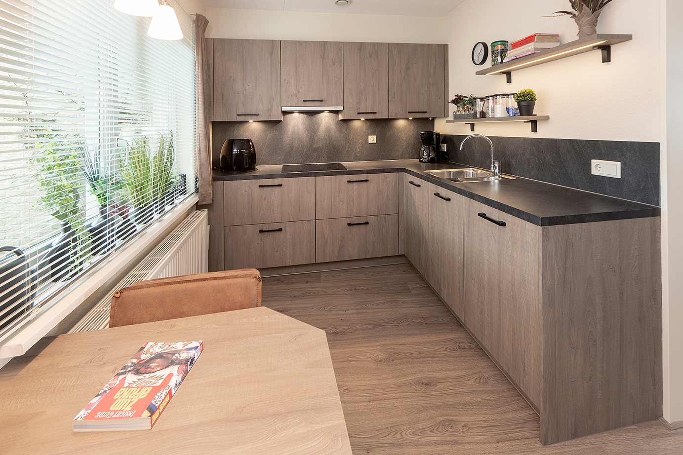 Houten hoekkeuken Harderwijk met bovenkasten