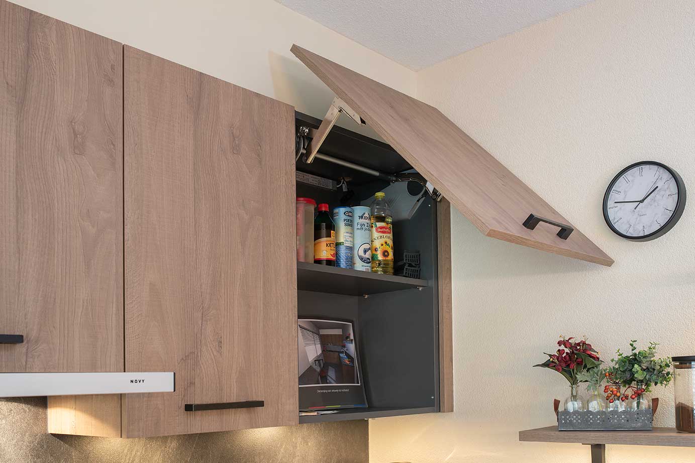 Houten keuken met klepkast als bovenkasten