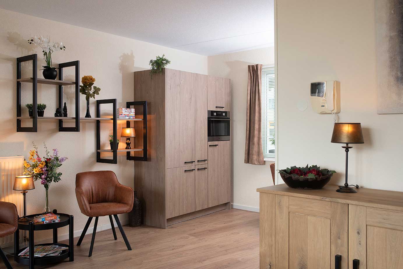 Houten keuken Harderwijk met stalen wandrekken