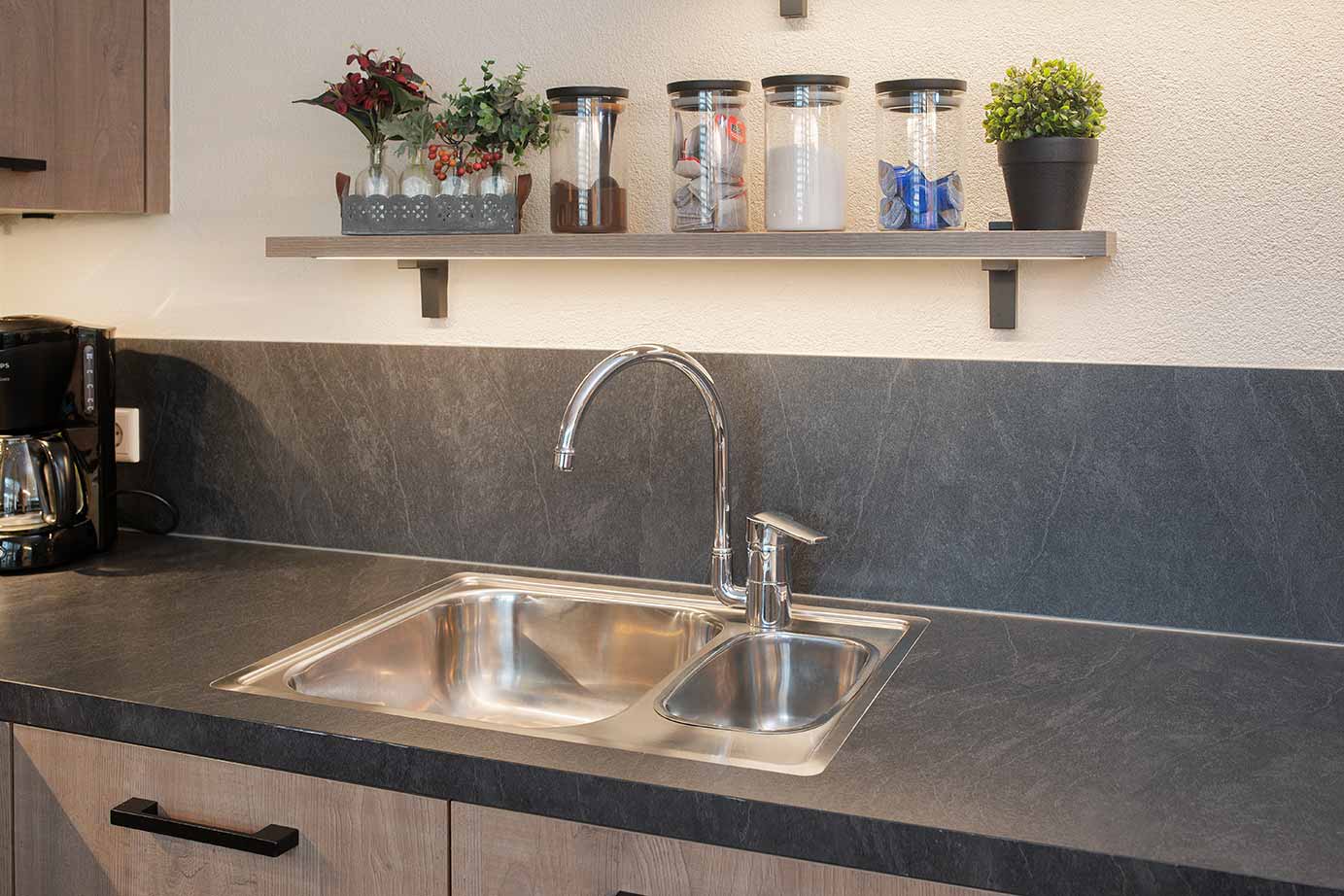 Kunststof aanrechtblad met rvs spoelbak