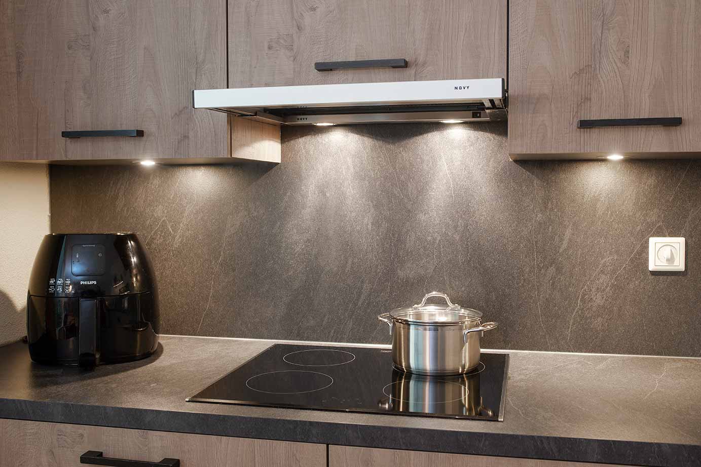 Rvs afzuigkap houten keuken