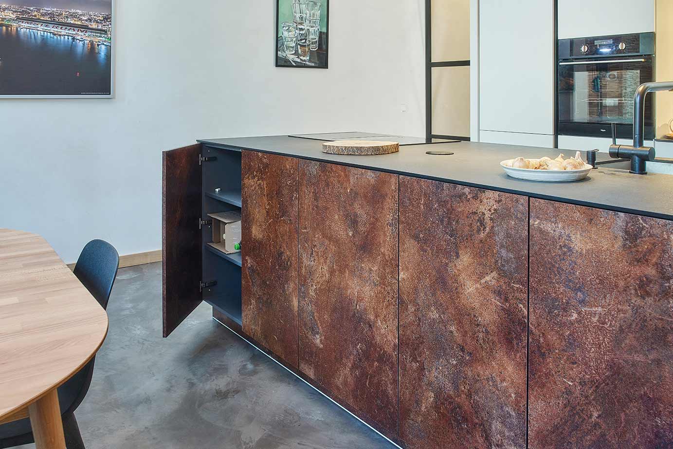 Keuken met steenlook fronten, in de kleur roest rood