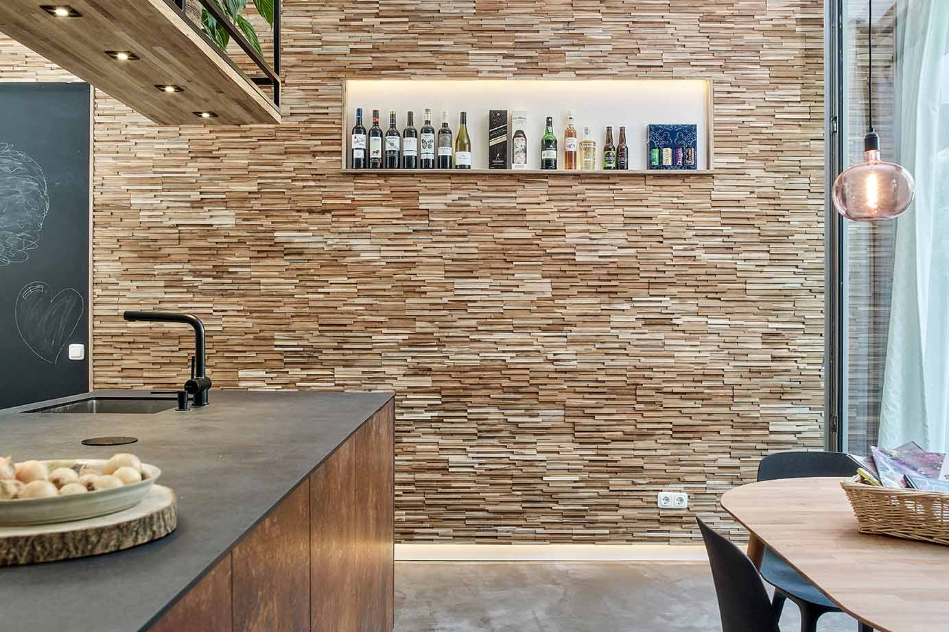 Design keuken met eiland, met houtstrips aan de muur