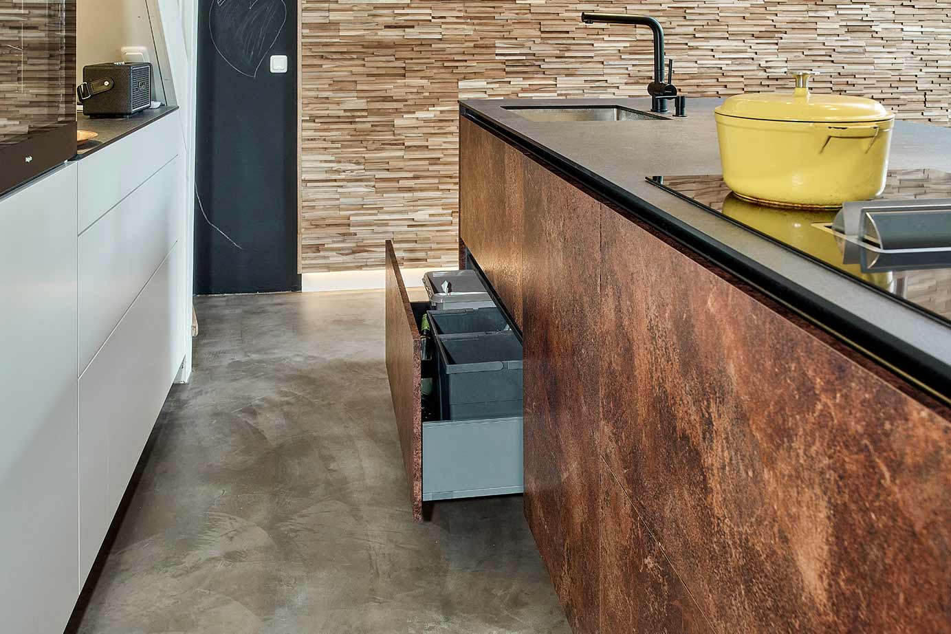 Moderne keuken met eiland in Weesp geplaatst, lees ervaring en bekijk foto's