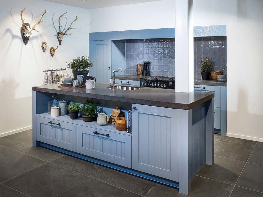 Blauwe landelijke keuken met eiland