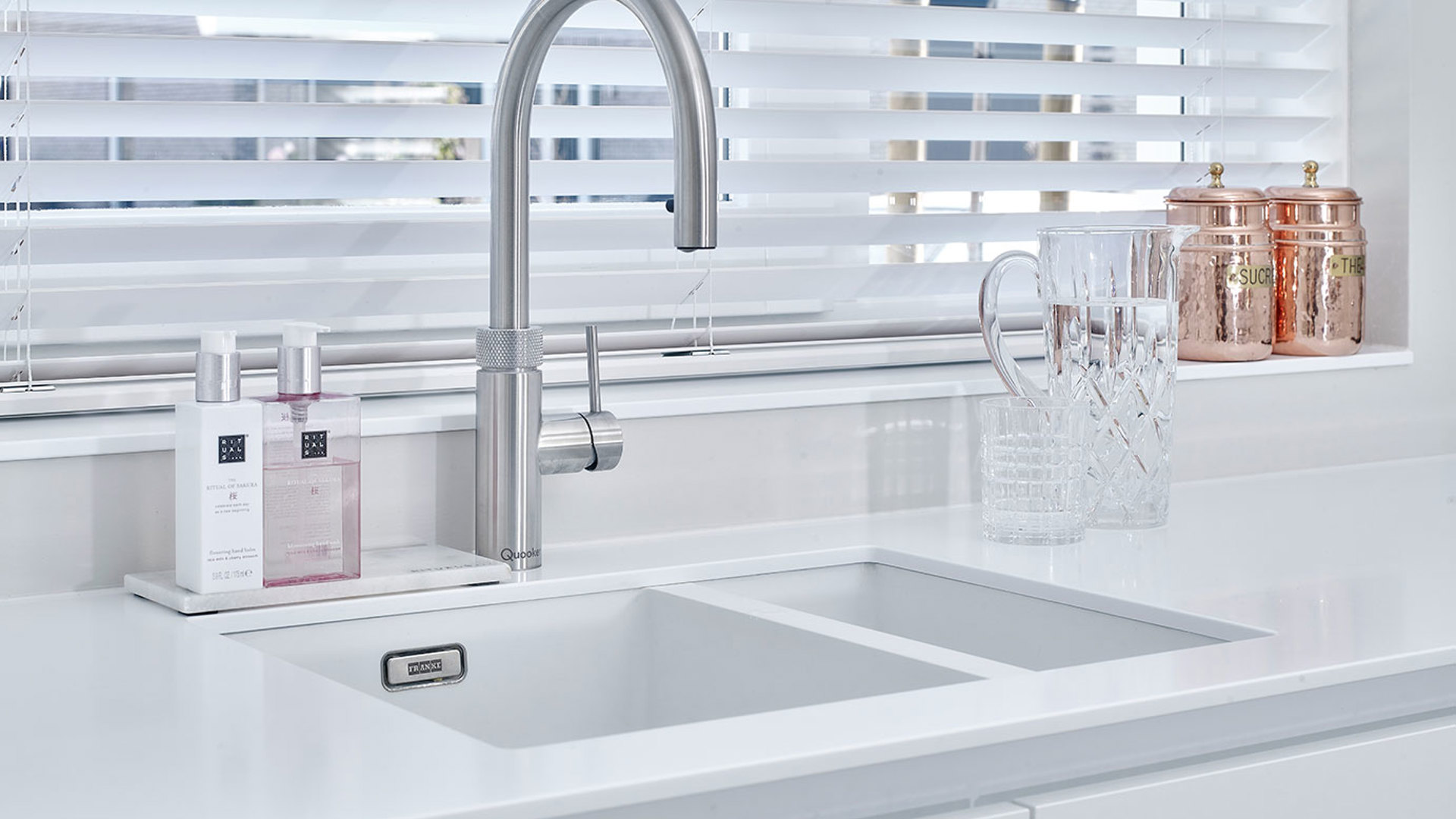 Quooker met witte spoelbak