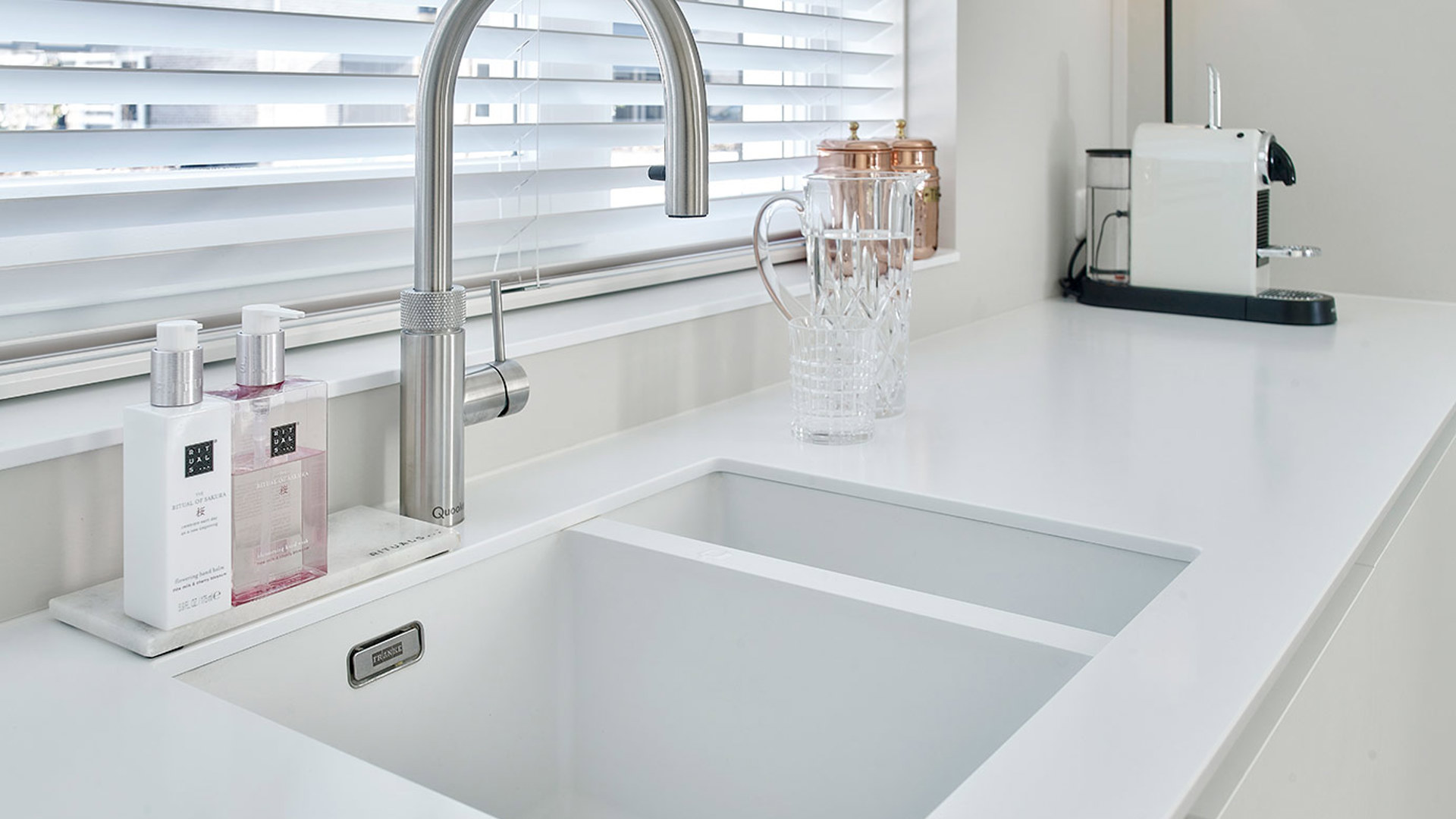 Quooker met witte spoelbak