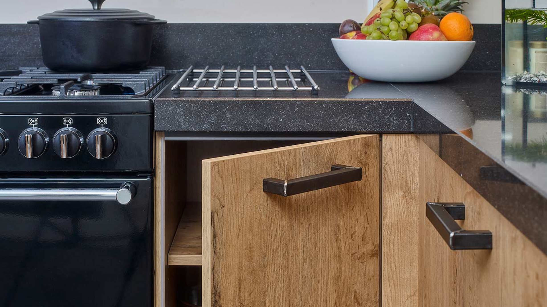 Houten u-keuken Urk, binnenkant kast