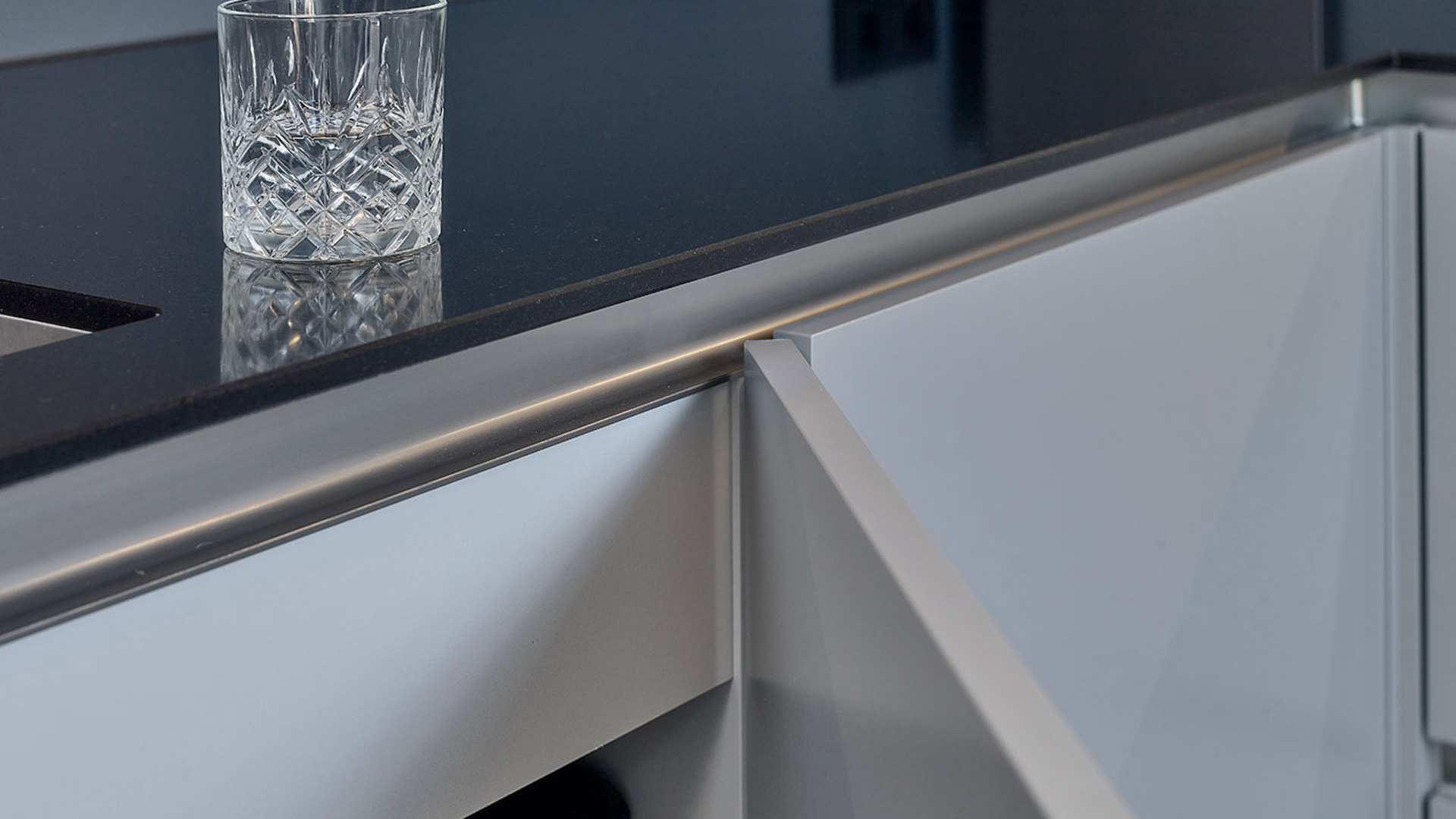 Moderne grijze keuken Nunspeet, greeploos