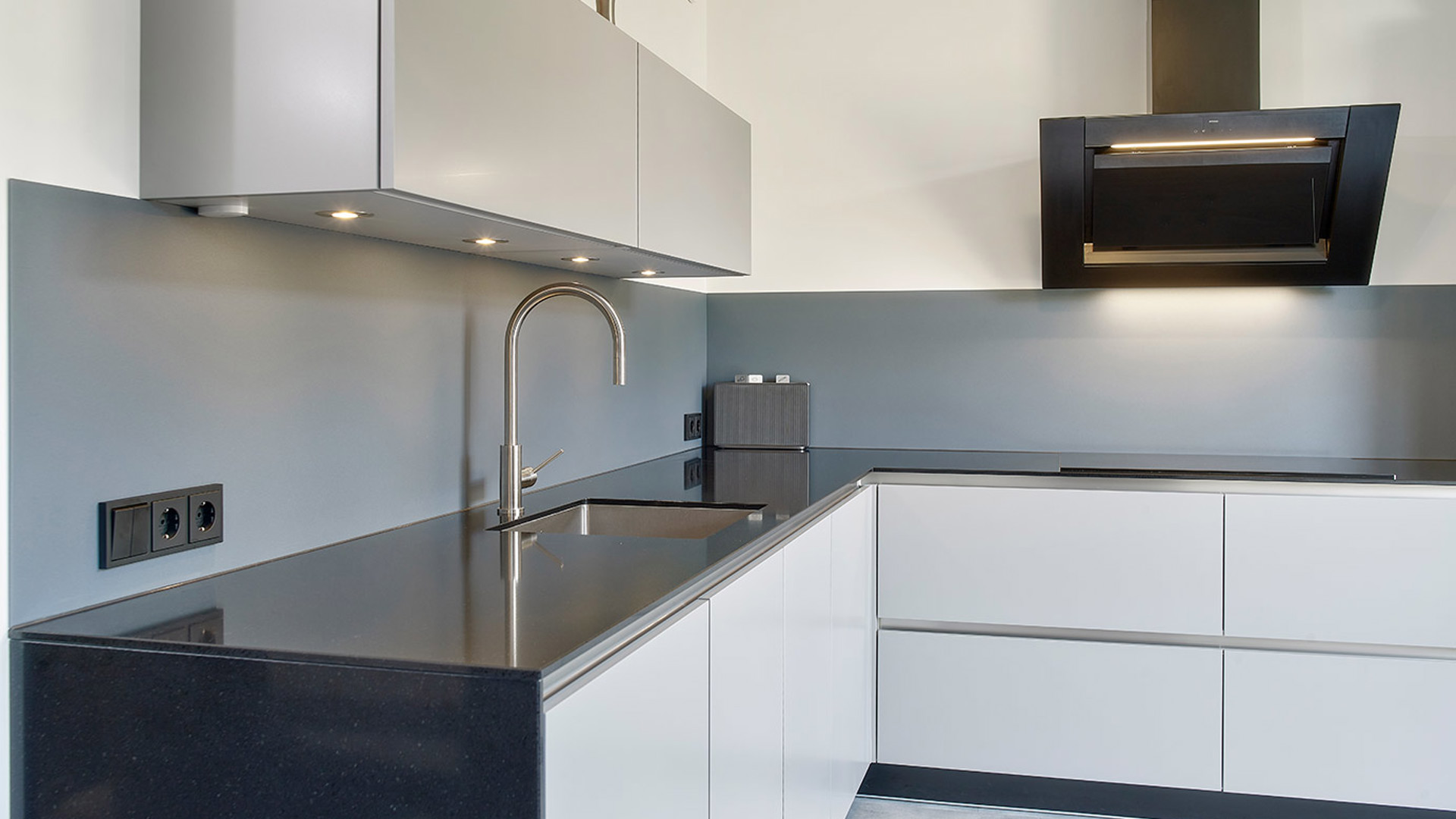 Moderne grijze keuken Nunspeet, greeploos