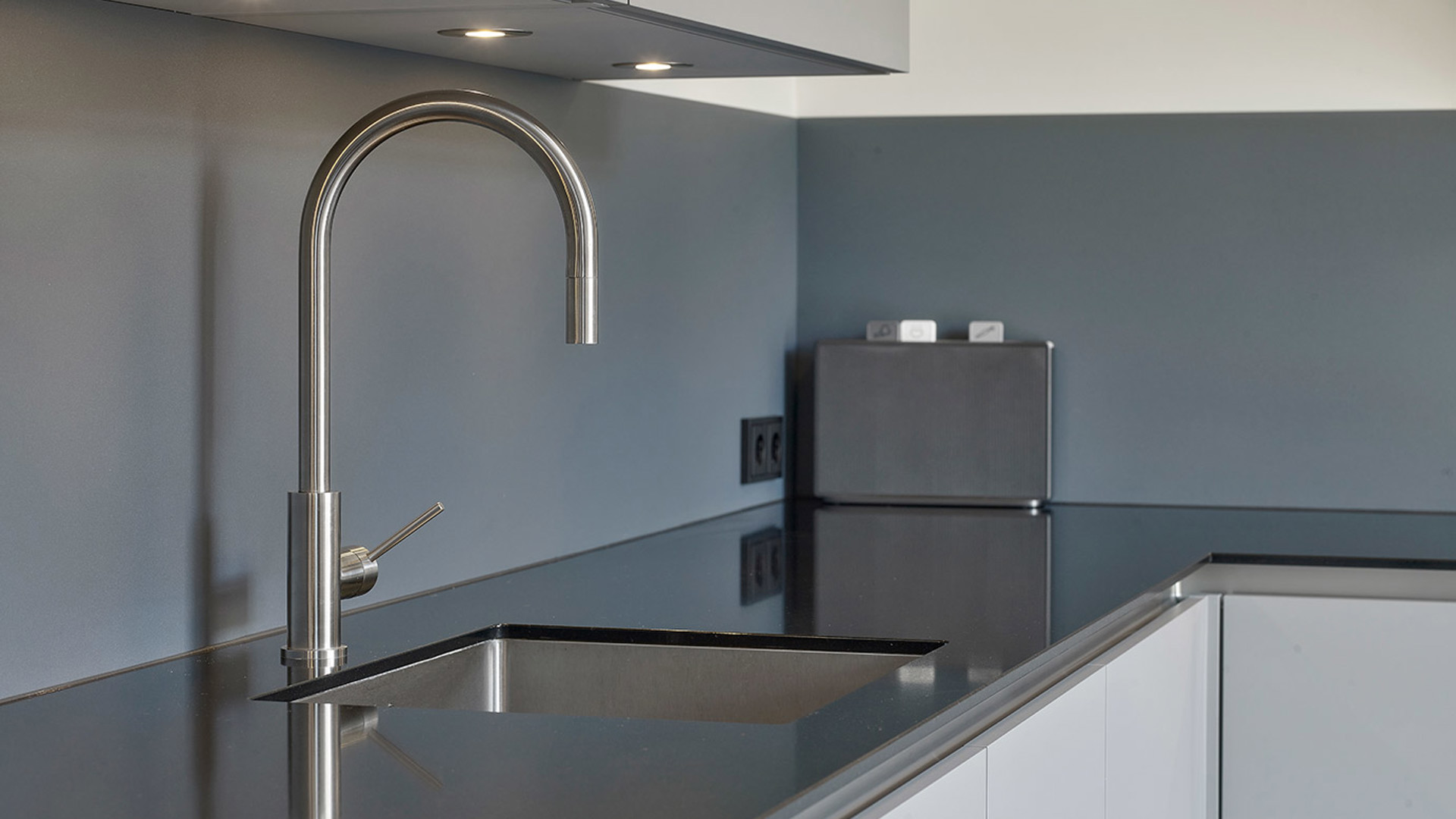 Moderne grijze keuken Nunspeet, werkblad composiet