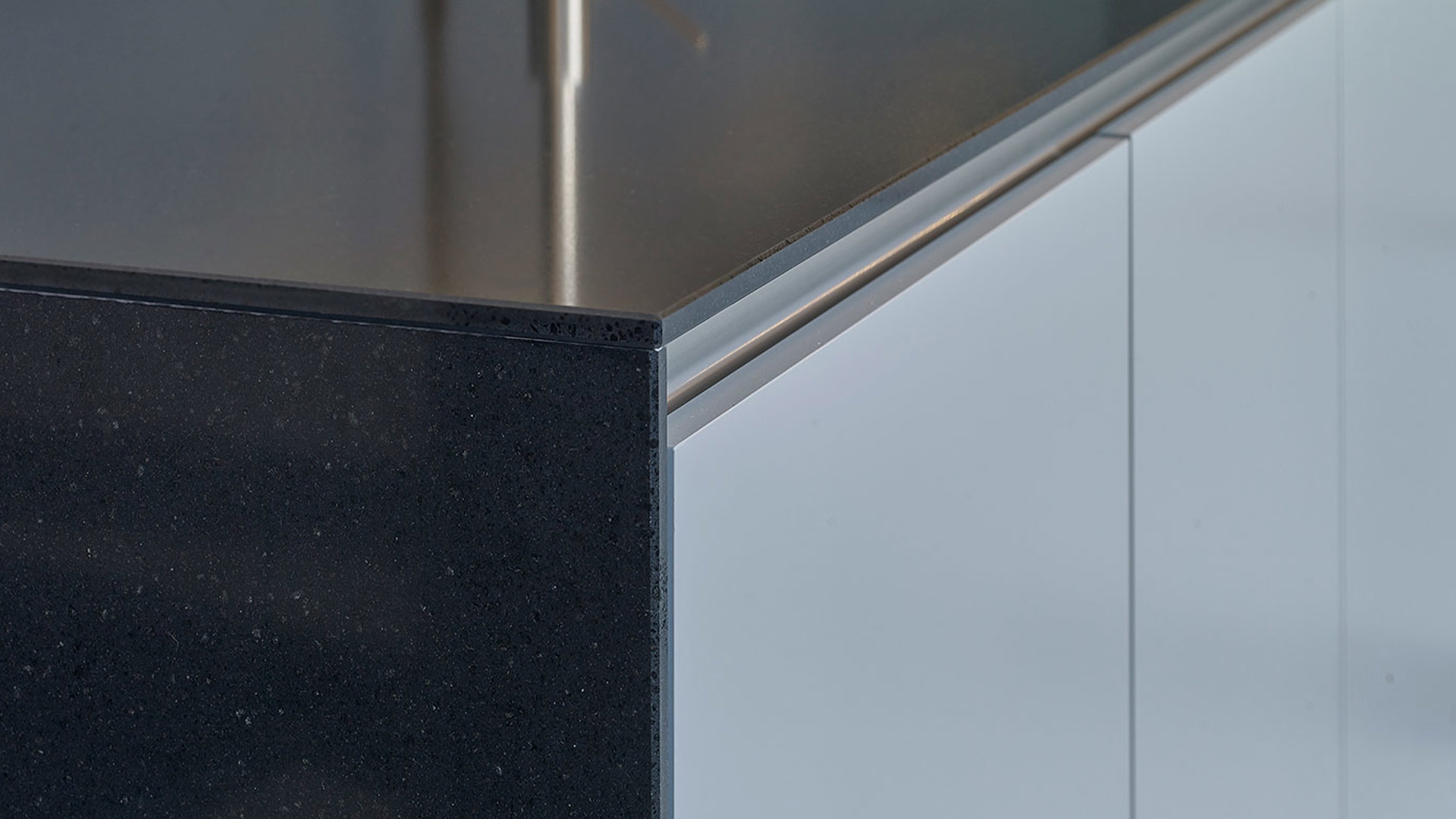 Moderne grijze keuken Nunspeet, zijwand composiet