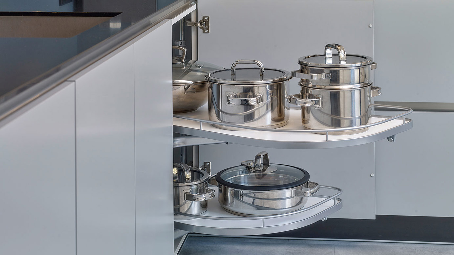 Moderne grijze keuken Nunspeet, hoekkast draaiplateau