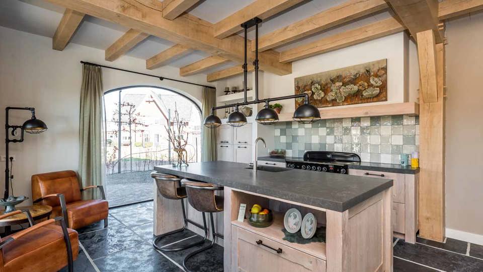 Landelijke keuken op maat, met eiland en fornuis