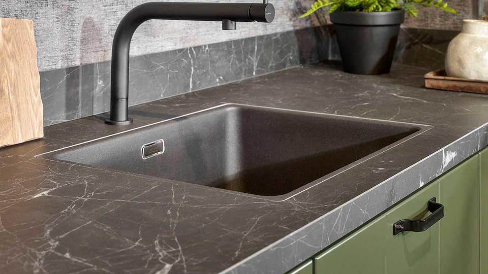 Industriële groene keuken met donker aanrecht en wasbak