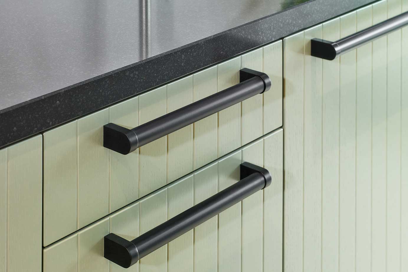 Landelijk groene keuken met handgrepen