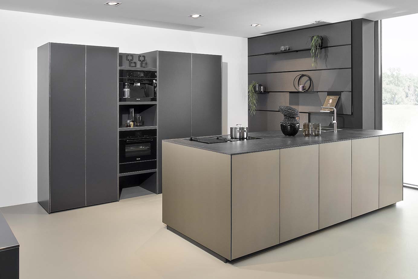 Luxe keuken compleet, met eiland en kastenwand
