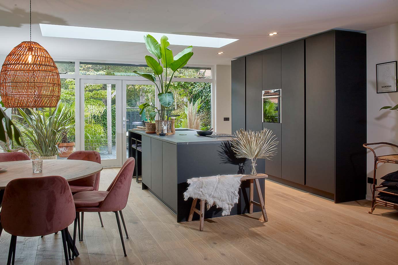 Zwarte complete keuken met matte fronten