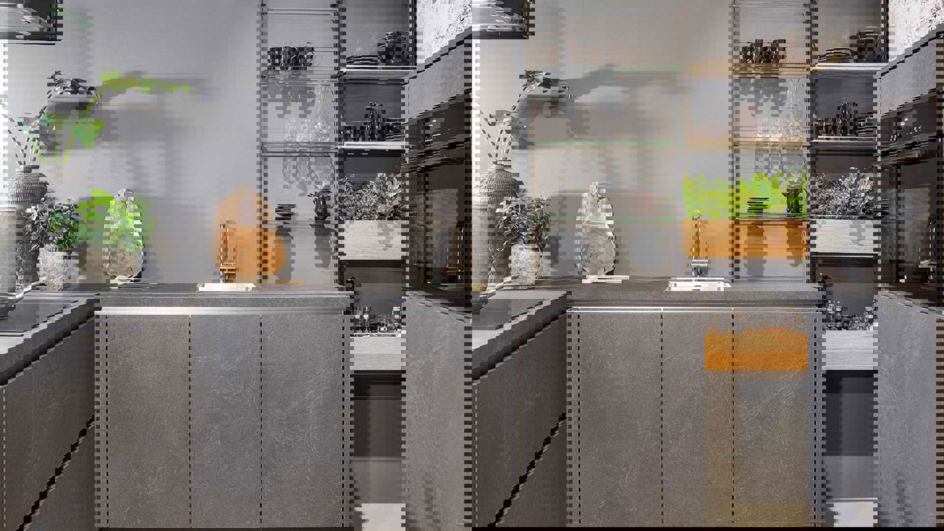 Moderne grijze hoekkeuken, kraan en spoelbak