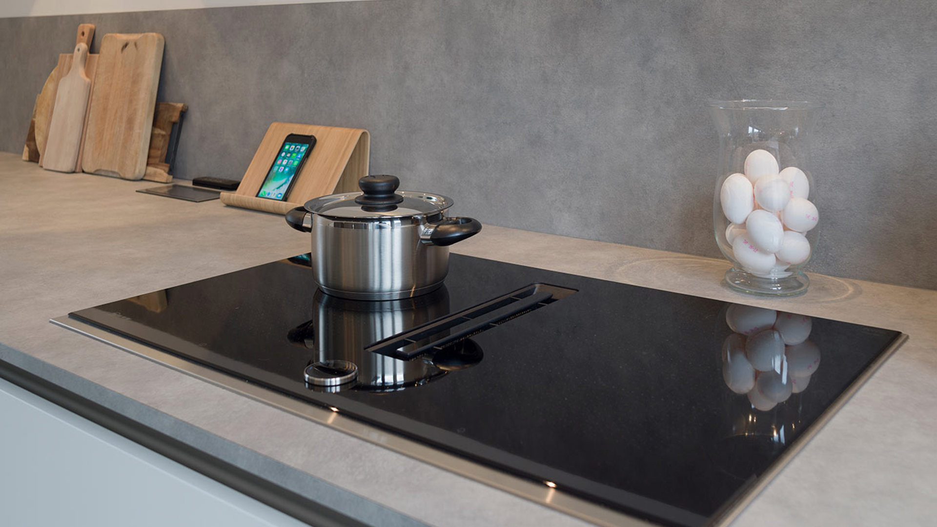 Greeploze keuken met NEFF kookplaat met afzuiging