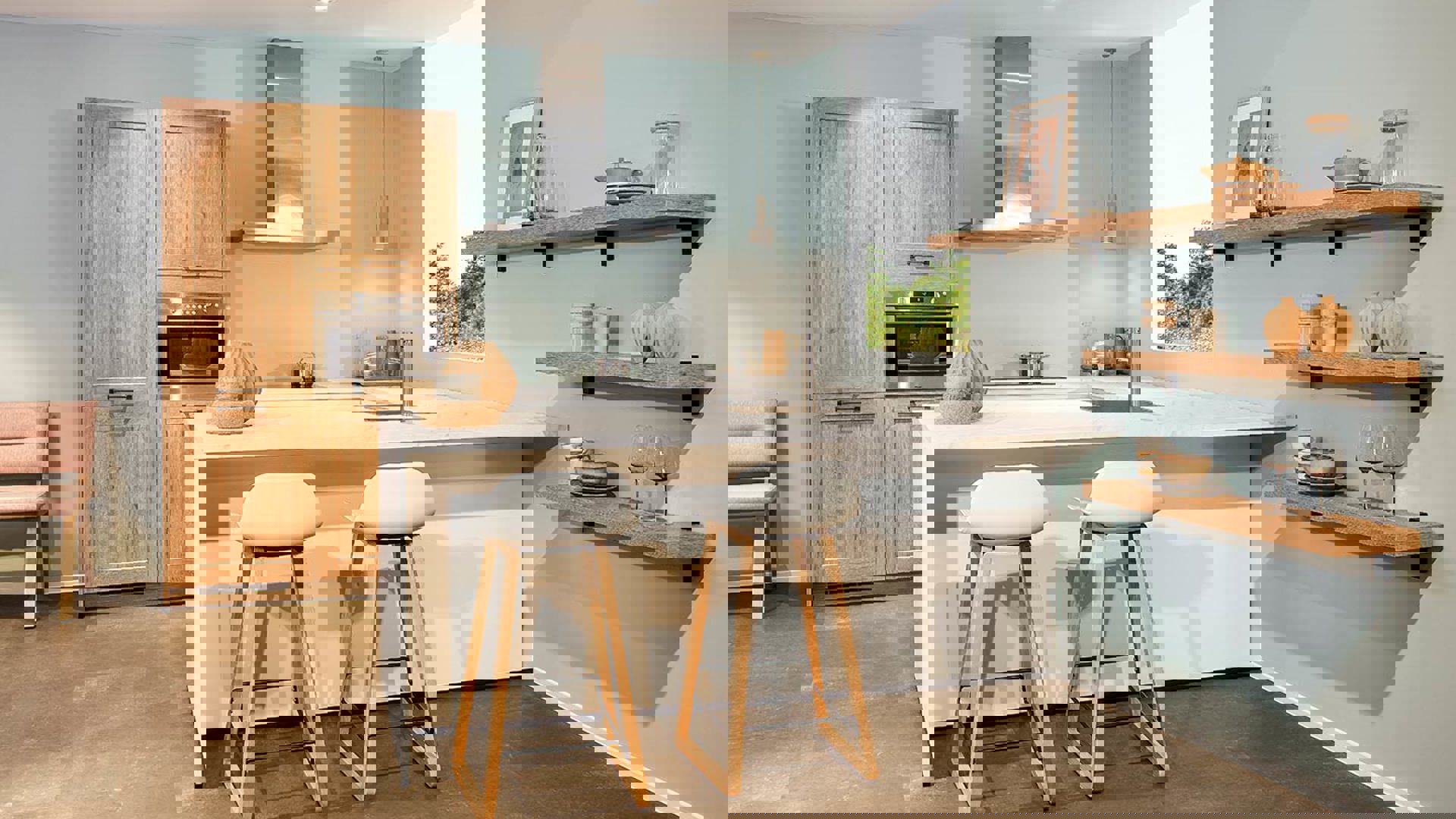 Witte u-keuken met houten kastenwand