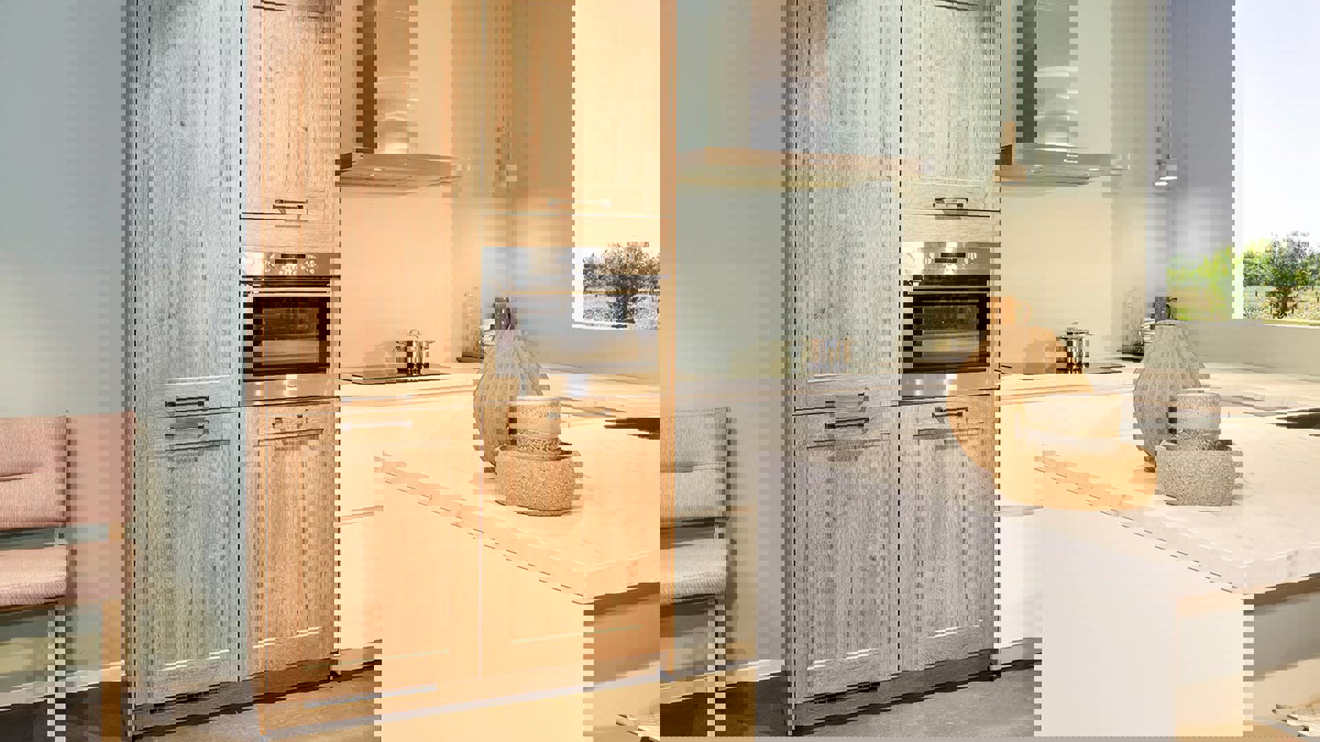 Witte u-keuken met houten kastenwand