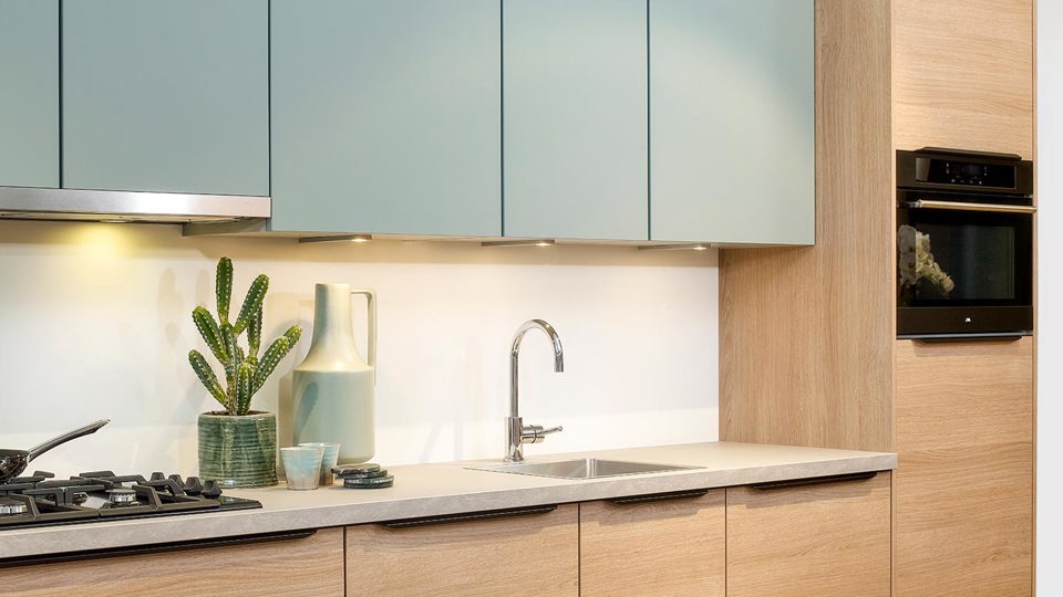 Moderne rechte keuken, verlichting
