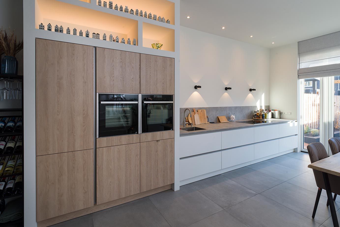 Greeploze SieMatic PURE keuken met houten kastenwand