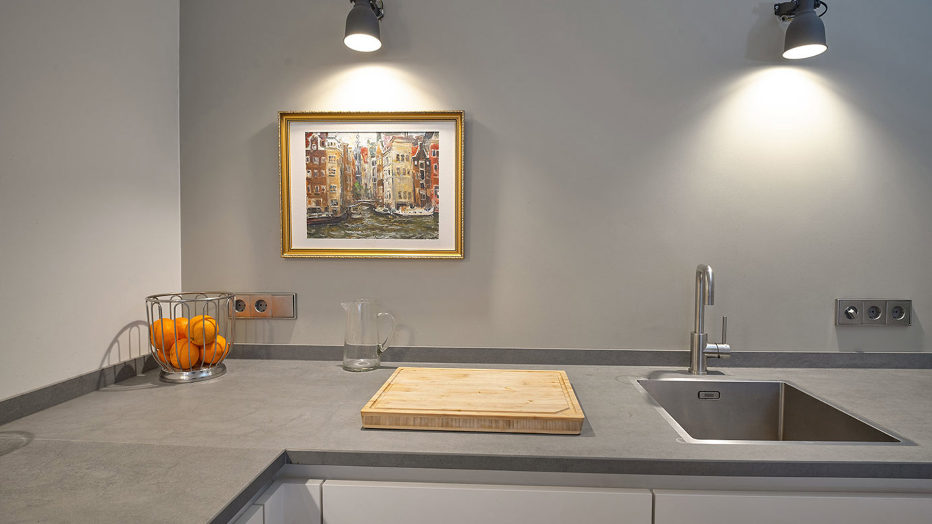 Witte SieMatic keuken Amsterdam, grijs werkblad