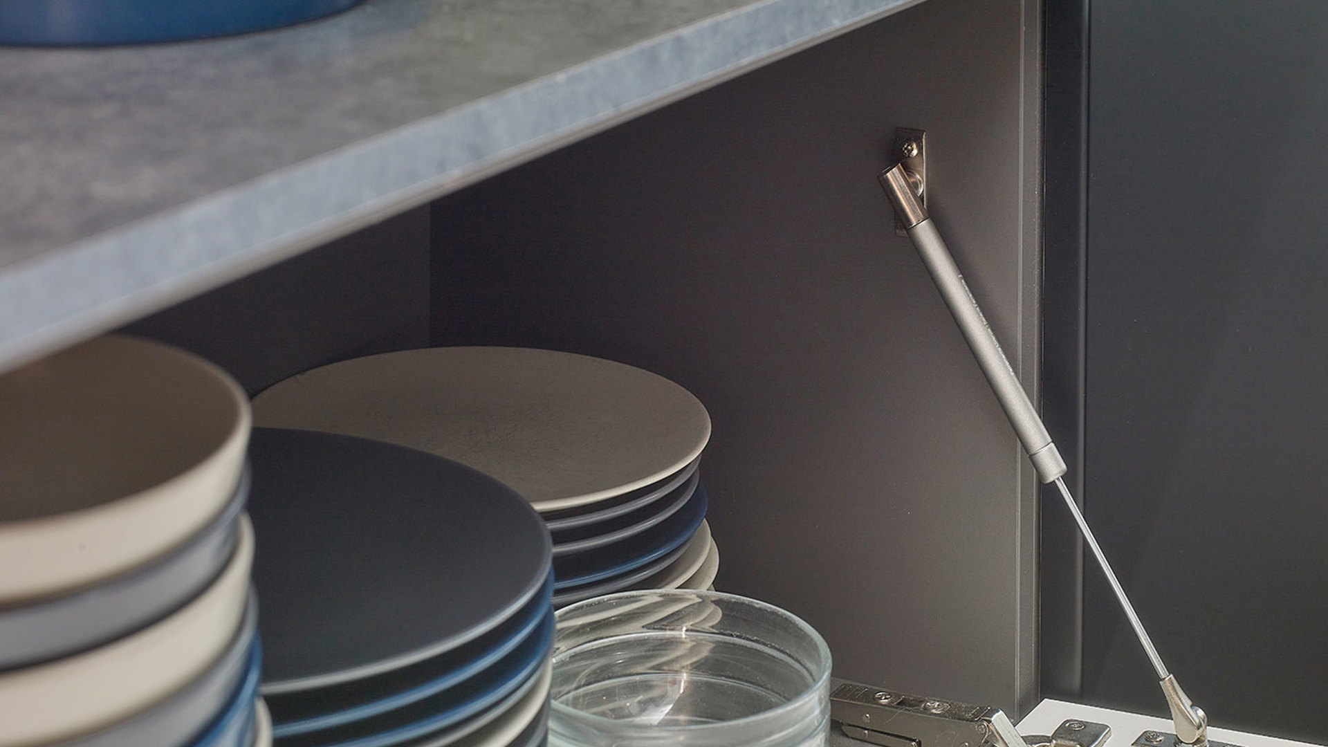 Zwarte parallelle keuken Haarlem, kast