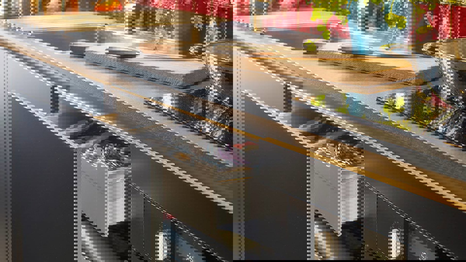 Zwarte parallelle keuken Haarlem, greeploos