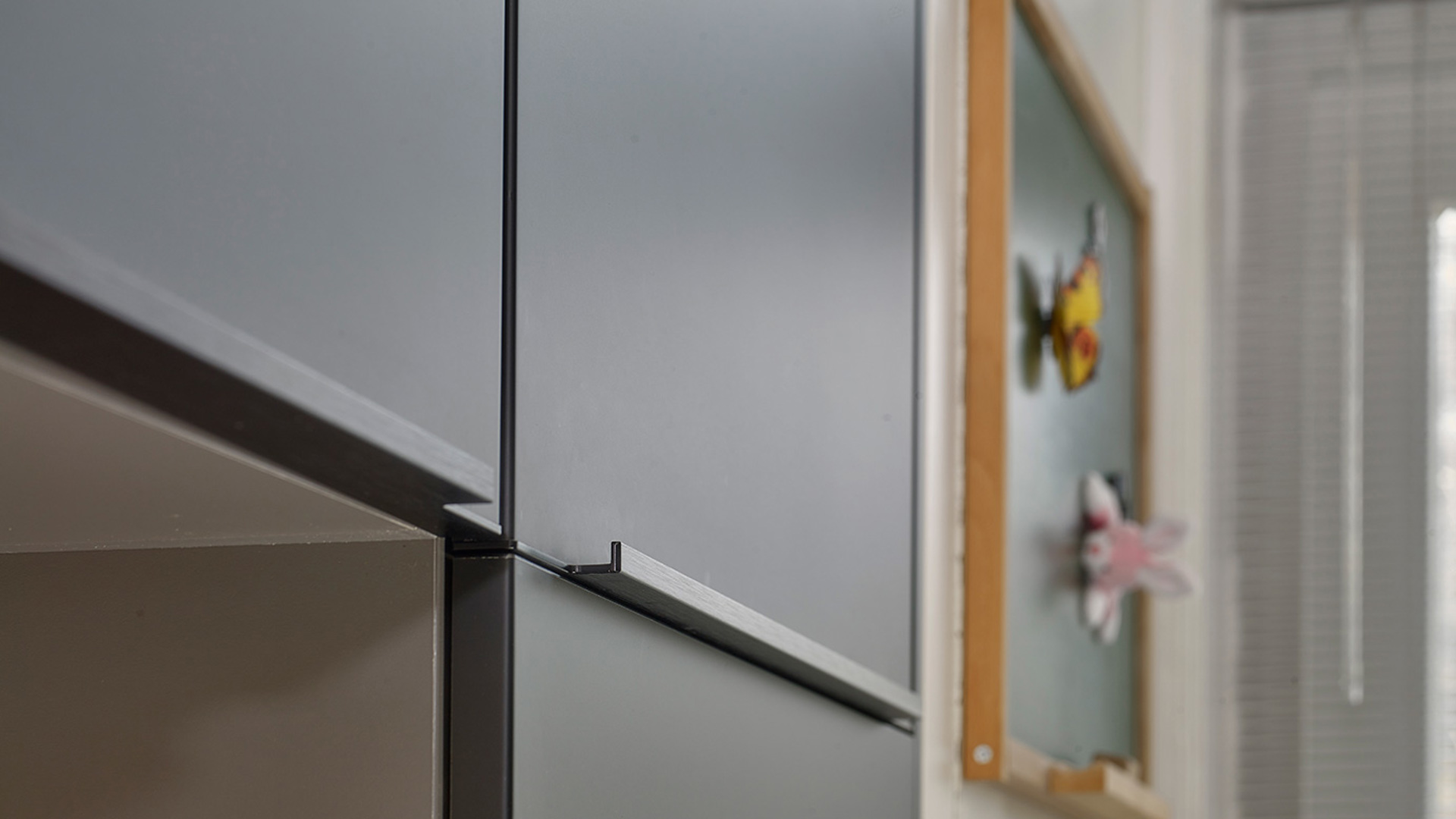 Matzwarte parallelle keuken Haarlem, greep