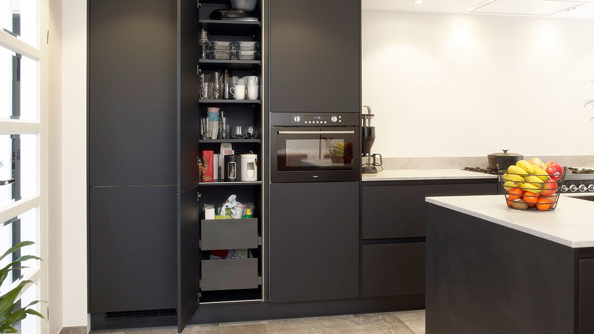 Zwarte keuken met eiland Urk, hoge kasten