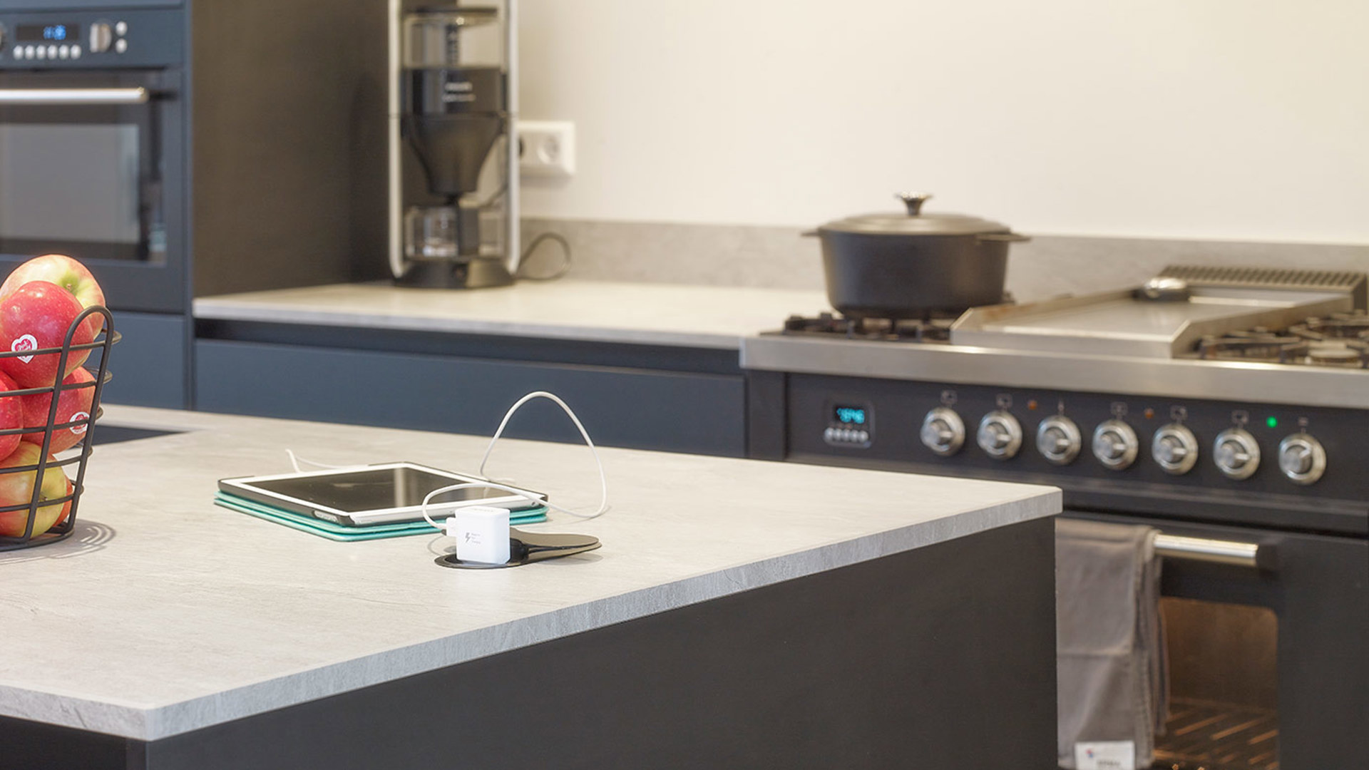 Zwarte keuken met eiland Urk, werkblad