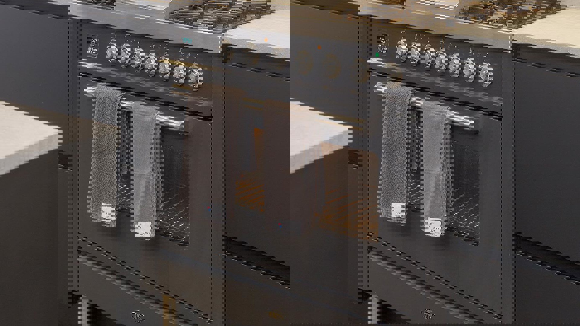 Zwarte keuken met eiland Urk, fornuis