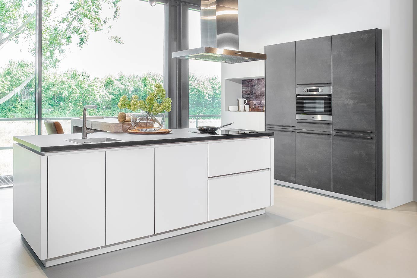 Witte keuken met kastenwand