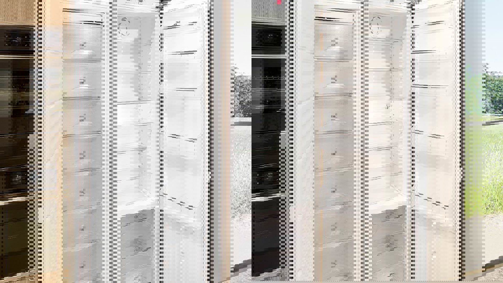 Moderne keuken met eiland, koelkast en vriezer